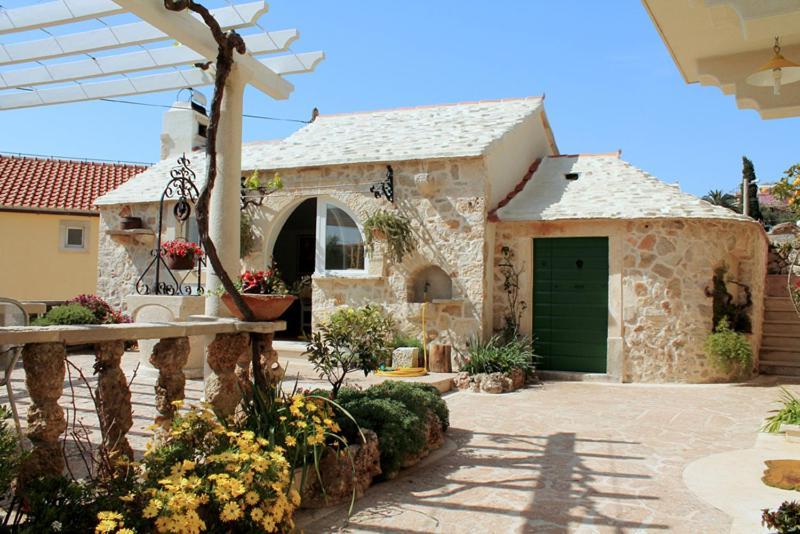 Apartments Nejasmic - Little House For Peaceful And Domestic Vacation بول المظهر الخارجي الصورة