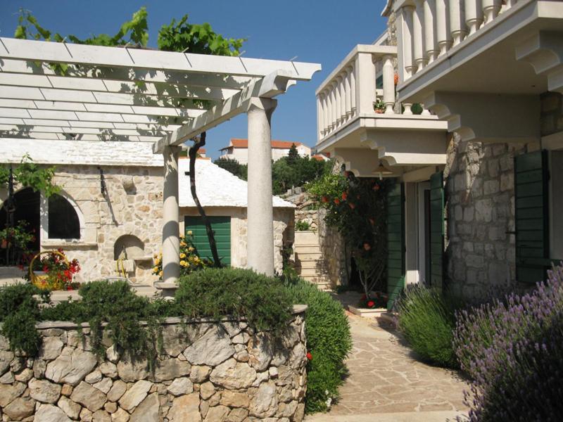 Apartments Nejasmic - Little House For Peaceful And Domestic Vacation بول المظهر الخارجي الصورة